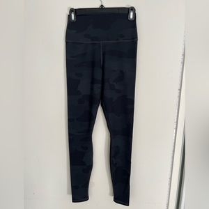 Gently Used Alo Yoga High Waist Vapor Leggings in Black Camo Small